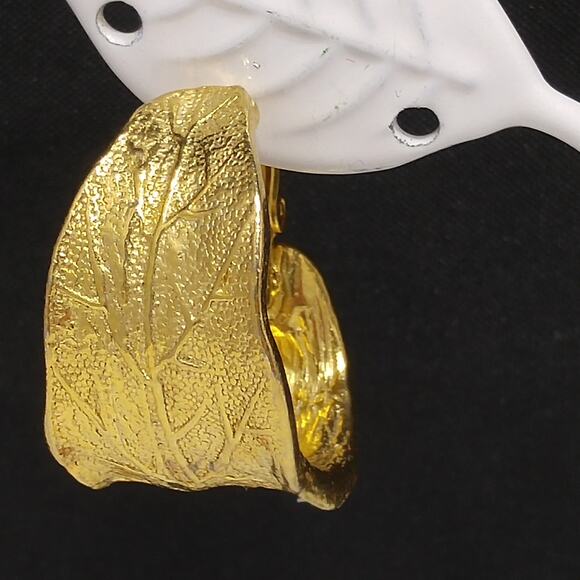 Vintage Goldette Gold Leaf Hoop Earrings 1960s Clip Screw Back Signed - Picture 2 of 10